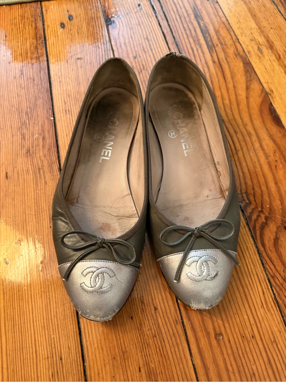 CHANEL Two-Tone Gray and Silver Cap-Toe Ballet Flats size 37.5/7